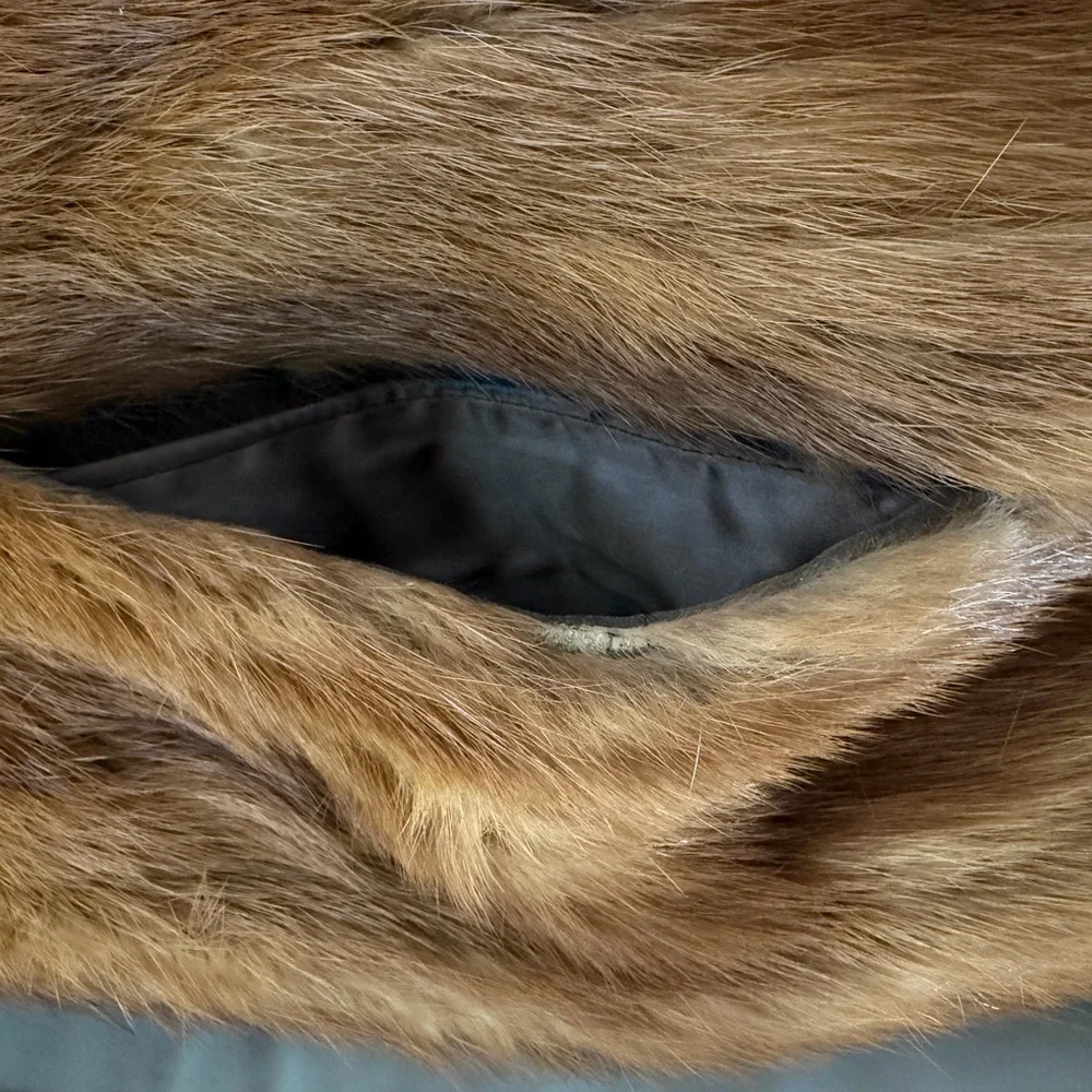 Luxurious Vintage Genuine Fur Coat - Picture 15 of 15